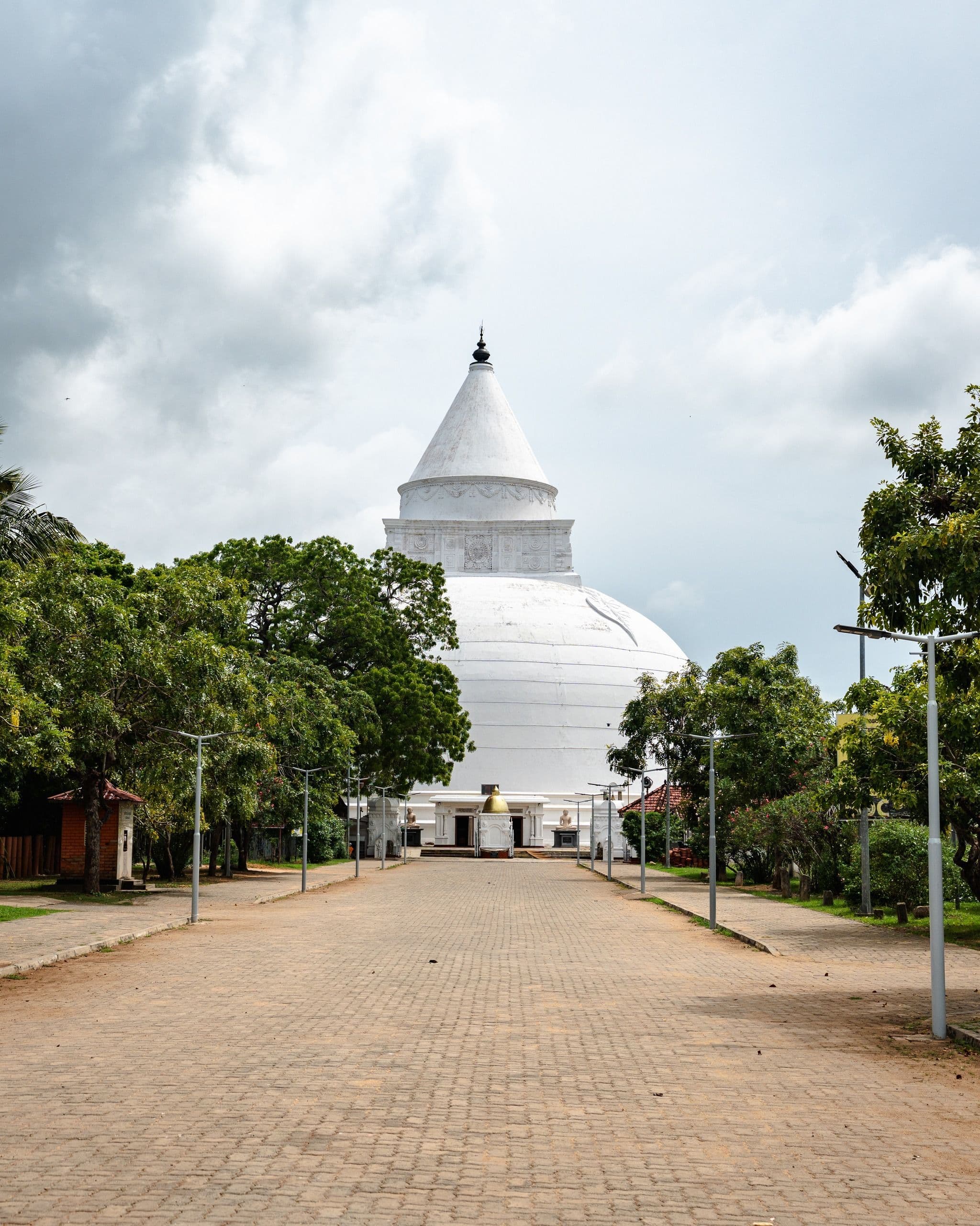 Tissamaharama Raja Maha Vihara: The Sacred Stupa